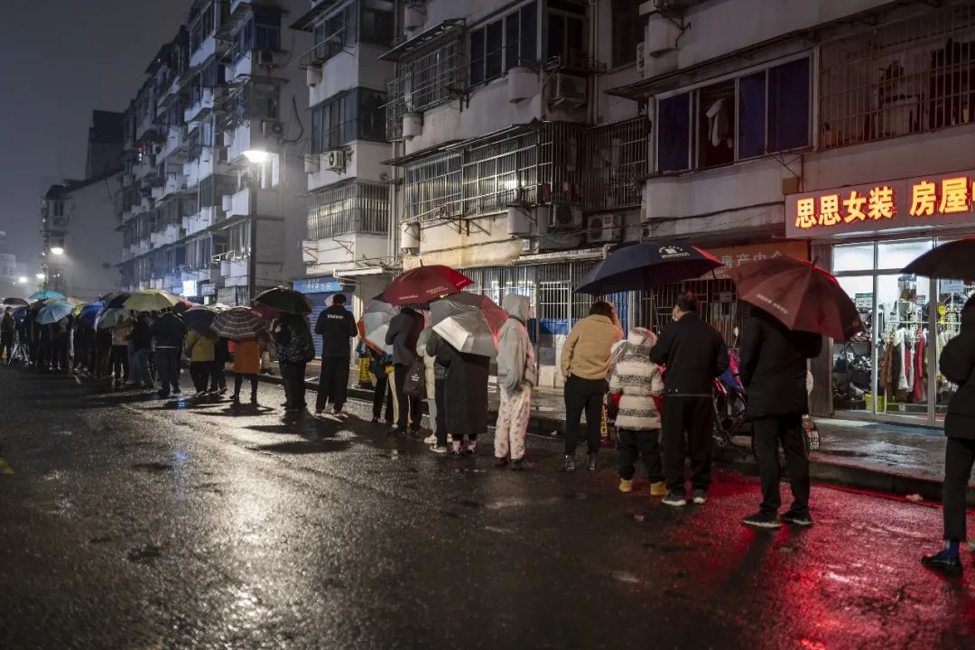 12月12日，浙江绍兴，市民冒雨排队，有序进行核酸检测。图源：人民视觉