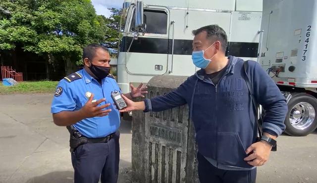 尼加拉瓜国家警卫队官员曼萨纳雷斯（左）接受新华社记者采访。（视频截图）