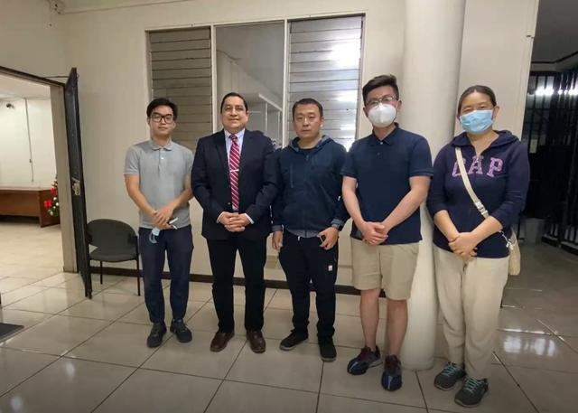 尼加拉瓜驻哥斯达黎加使馆工作人员同新华社记者合影留念。（视频截图）