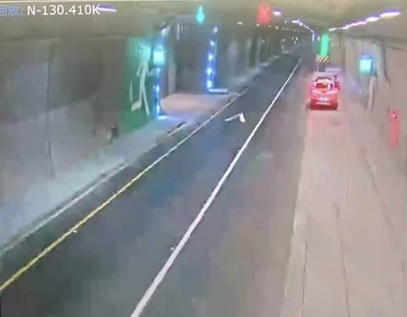 两车违规停在隧道路肩。图自台媒