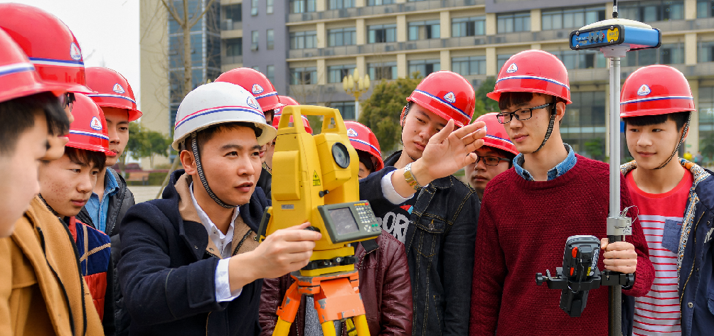 重庆工业职业学院建筑专业学生在校内实训 市教委供图