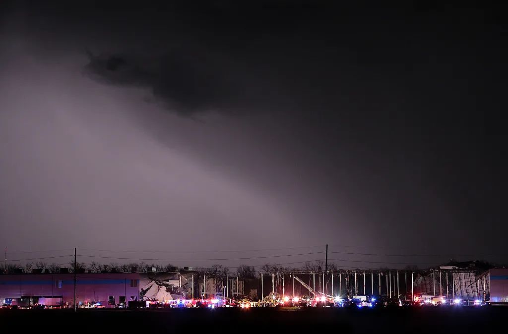 美国伊利诺伊州亚马逊仓库遭龙卷风侵袭，导致多人受困 图源：视觉中国