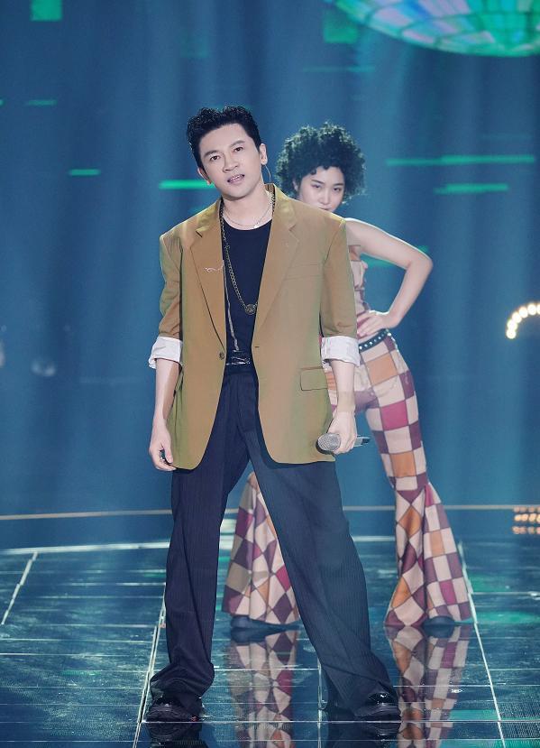 苏有朋近照大变样，47岁保养成瓜子脸，还以为是<a href=