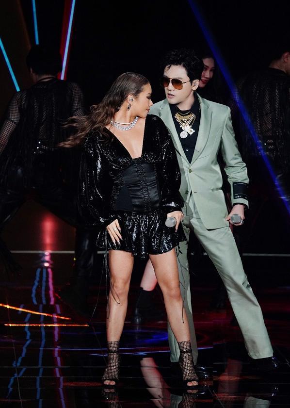 苏有朋近照大变样，47岁保养成瓜子脸，还以为是<a href=