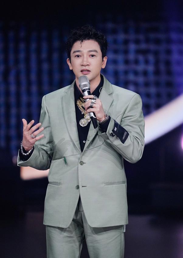 苏有朋近照大变样，47岁保养成瓜子脸，还以为是<a href=