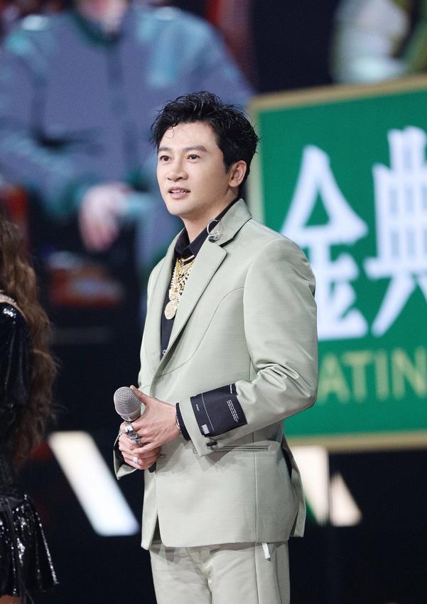 苏有朋近照大变样，47岁保养成瓜子脸，还以为是<a href=