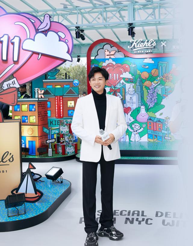 苏有朋近照大变样，47岁保养成瓜子脸，还以为是<a href=