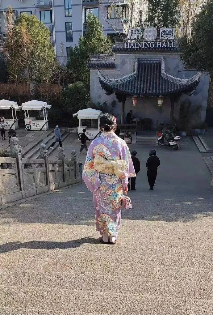 网友举报一女子国家公祭日穿和服逛街?警方回复了两个字→休闲区蓝鸢梦想 - Www.slyday.coM 网友举报一女子国家公祭日穿和服逛街?警方回复了两个字→休闲区蓝鸢梦想 - Www.slyday.coM