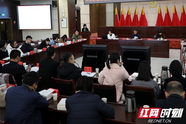 易文宇动情讲述了通道转兵的党史故事,启示大家面对困难要坚定信念百