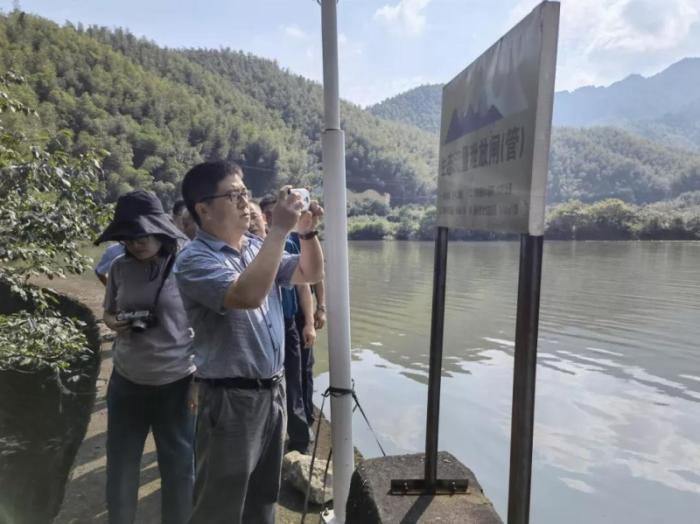 2021年9月，中央第三生态环境保护督察组在湖北省咸宁市现场检查小水电站下泄生态流量情况。图片来源：生态环境部网站