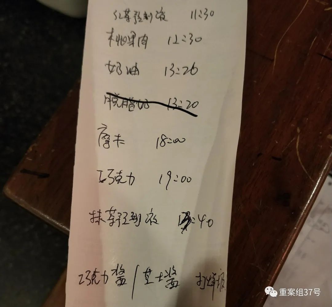 11月7日，在星巴克无锡震泽路店，店员记录了一些食材的到期时间，然而到期后，这些食材并没有被按时报废。 新京报记者 韩福涛 摄