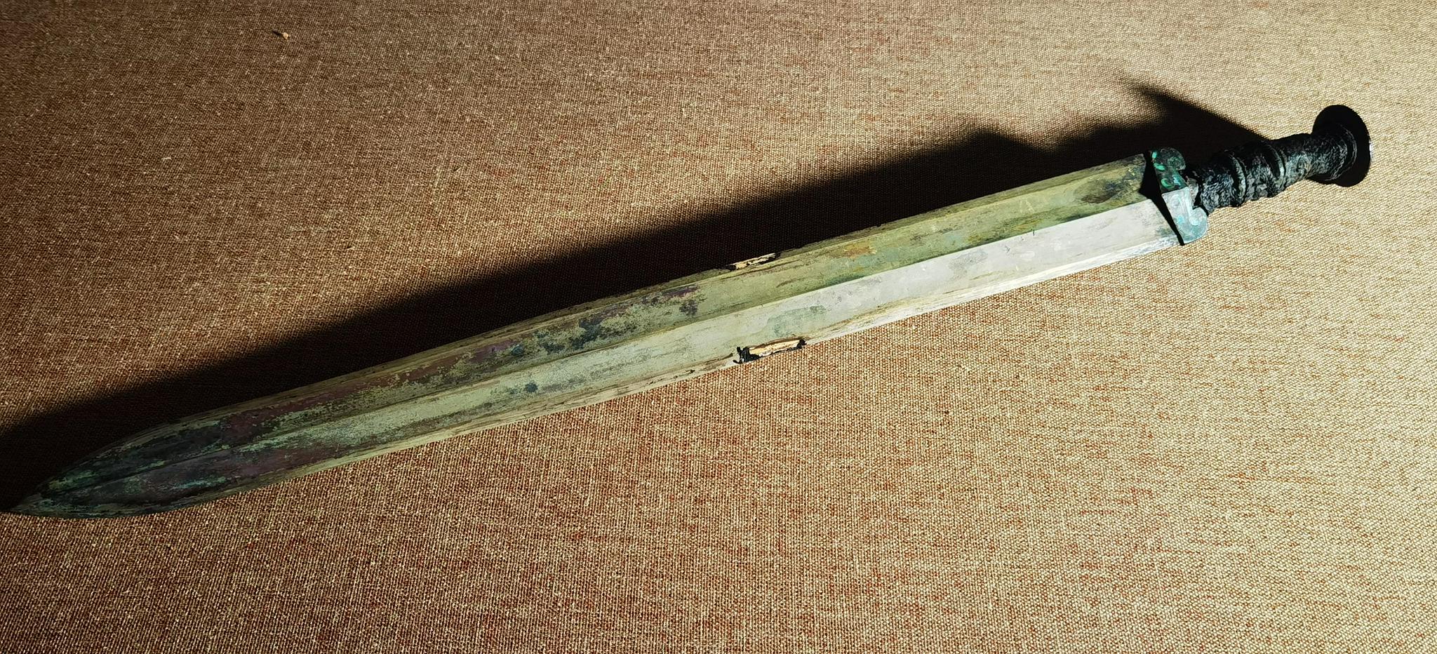 战国时期镶嵌绿松石青铜剑（国家二级文物）