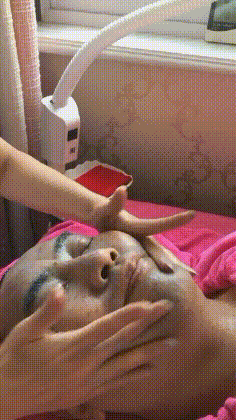 搞笑GIF趣图:大哥,给你做个美容要花不少时间吧!-魔性次元