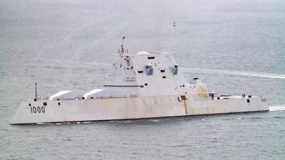 ▲近日拍摄的“朱姆沃尔特”号隐身驱逐舰，可见表面已锈迹斑斑。（美海军官网）