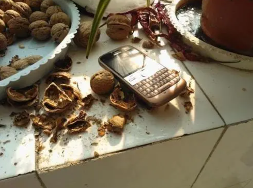 给华为Mate40Pro的抗摔“铁甲衣”,上手能砸核桃的UAG手机壳休闲区蓝鸢梦想 - Www.slyday.coM 给华为Mate40Pro的抗摔“铁甲衣”,上手能砸核桃的UAG手机壳休闲区蓝鸢梦想 - Www.slyday.coM