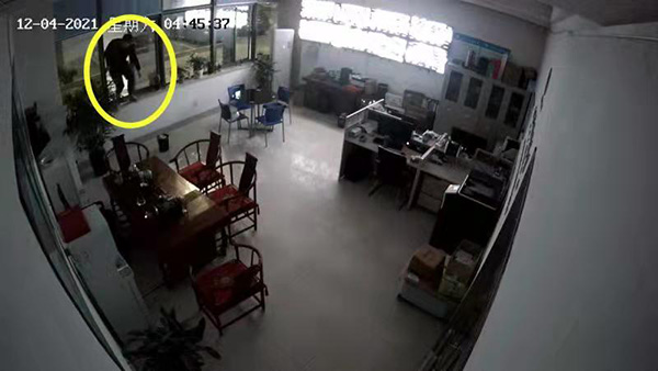 奇葩!为不打扰室友休息,游戏代练竟深夜翻窗潜进附近办公楼吃喝“上分”休闲区蓝鸢梦想 - Www.slyday.coM 奇葩!为不打扰室友休息,游戏代练竟深夜翻窗潜进附近办公楼吃喝“上分”休闲区蓝鸢梦想 - Www.slyday.coM