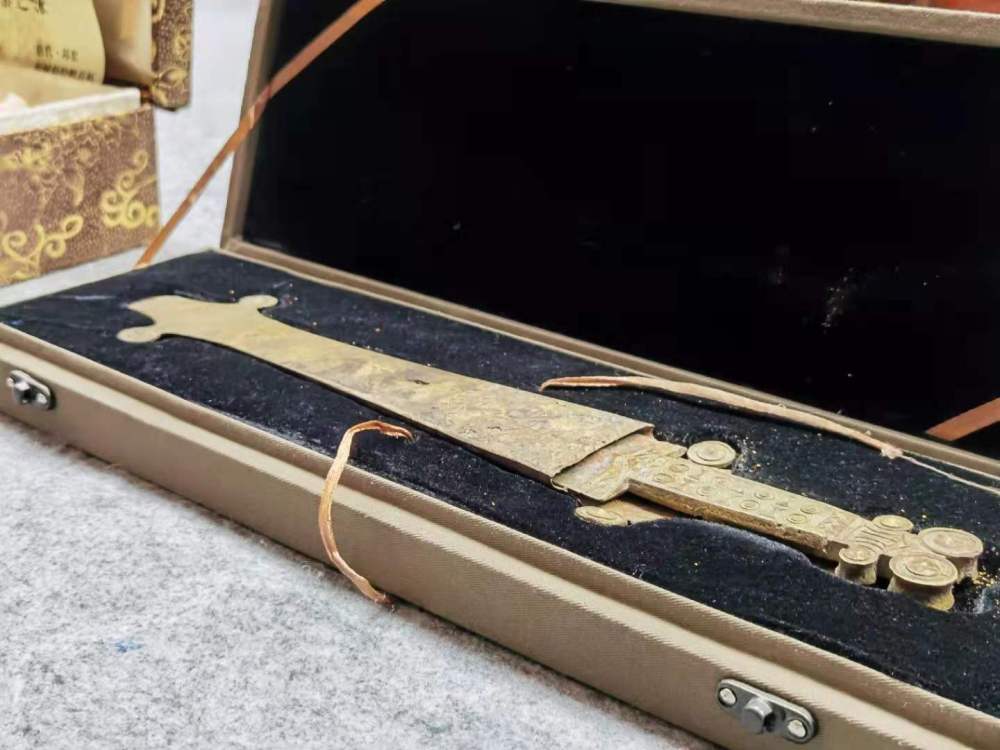 警方追缴的盐源文化羊头带鞘青铜剑已有2000年历史，被鉴定为国家一级文物。 新华社记者 翟翔 摄