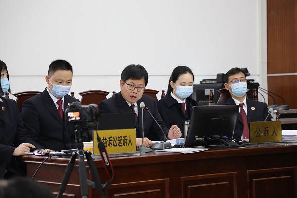  图②:岳阳市君山区检察院检察官在洞庭湖环境资源法庭出庭 