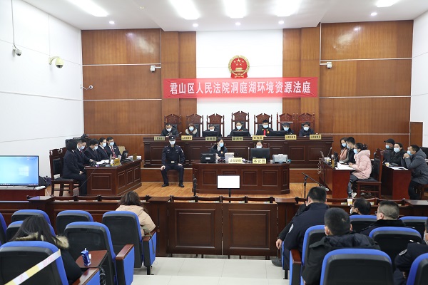  图④:岳阳市君山区检察院检察官在洞庭湖环境资源法庭出庭 