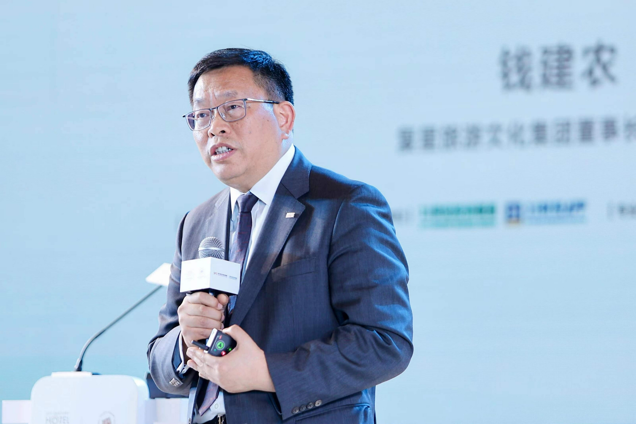 曼天雨老总简介_曼天雨品牌折扣店女装(3)