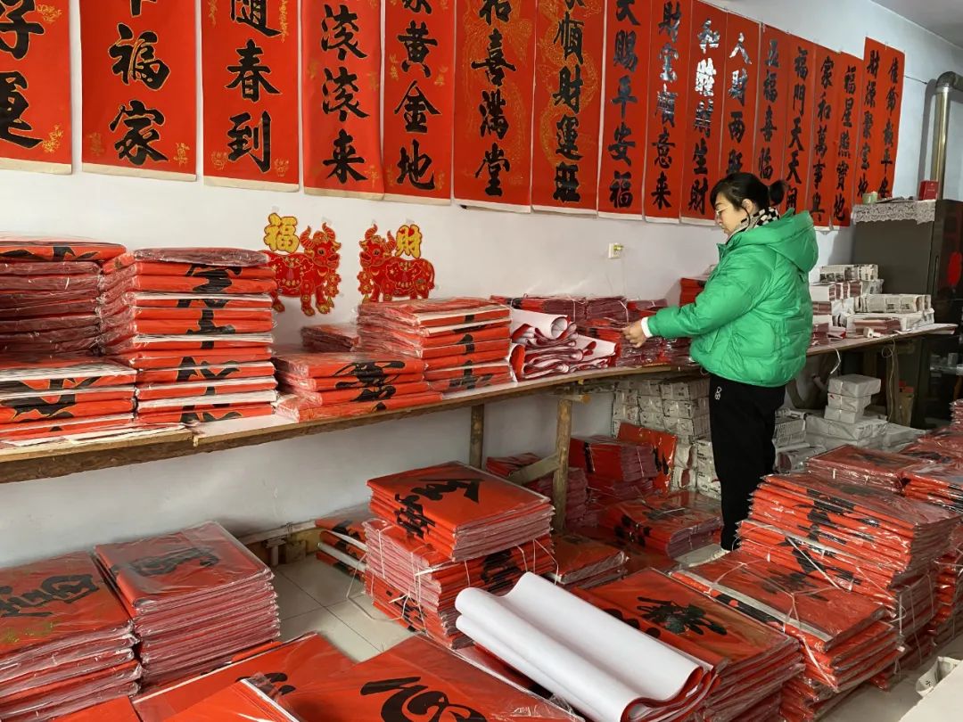 现在科技发达了,为了满足市场需求,已经由原来的手工印刷逐渐发展为