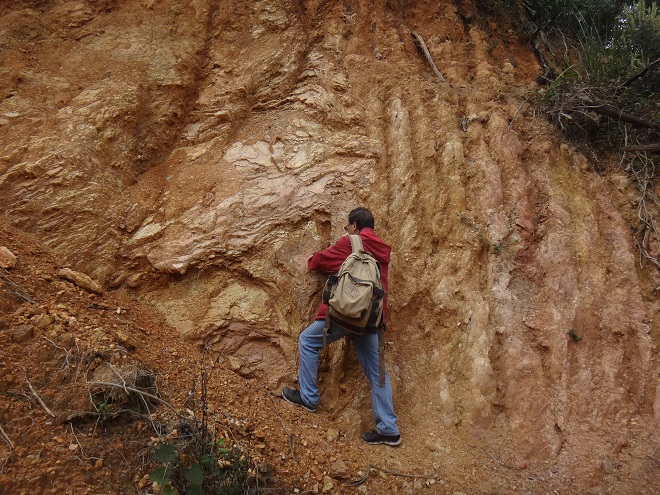 2013年，李德威教授在云南野外进行地质调查。（作者供图）