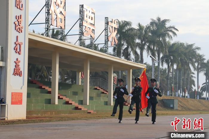 直击武警海南总队举行新兵授衔仪式