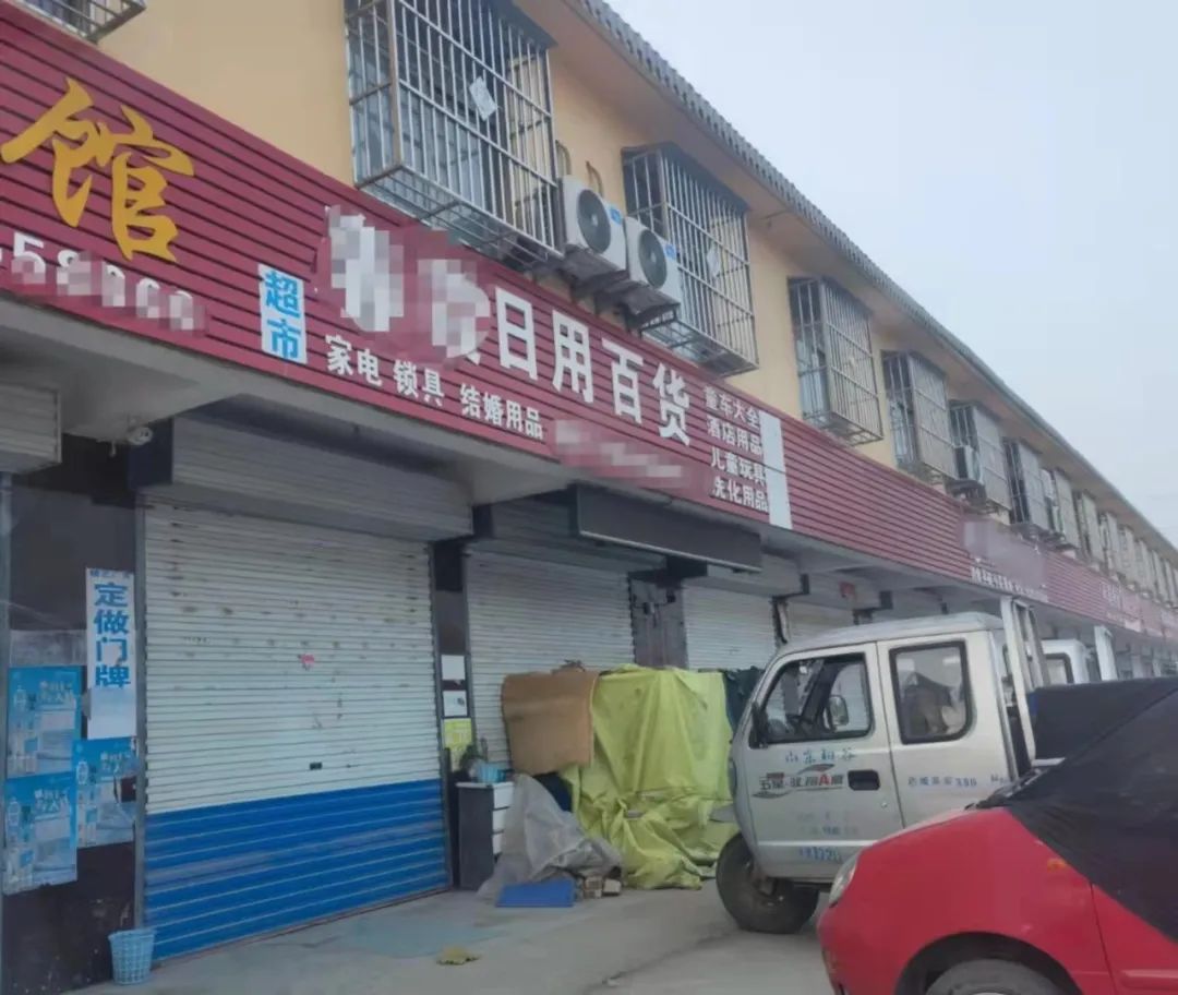 12月9日，国某立家在村头开的百货用品店，大门紧闭。新京报记者 李照 摄