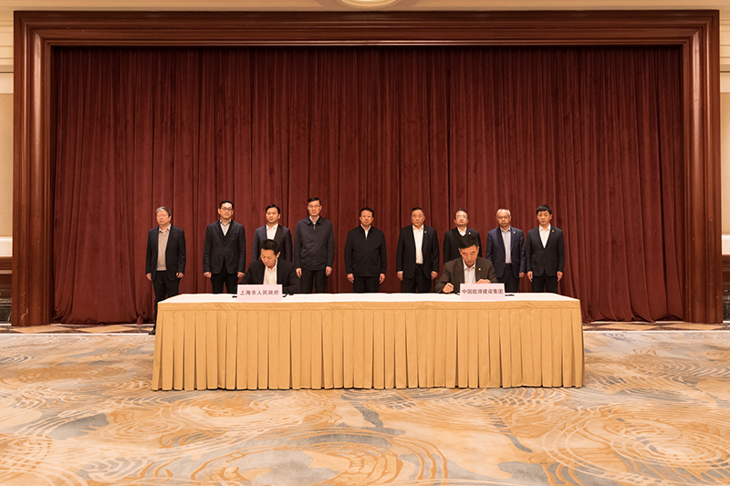 龚正、宋海良出席签约仪式。上海市委常委、常务副市长吴清与孙洪水代表双方签约。