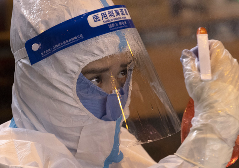 在哈尔滨市香坊区安乐街道一处核酸检测点，医务人员在进行消毒。（新华社记者张涛 摄）