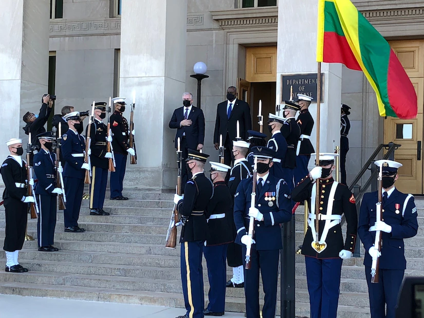 立陶宛防长（图片中间左边人物）和美国防长会面（图源：美国防部网站）