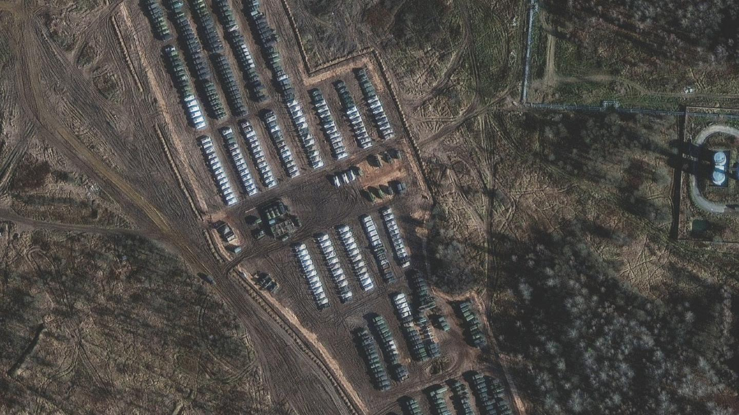今年11月，位于俄乌边境地带的俄罗斯叶尔尼亚镇卫星照片 图自视觉中国