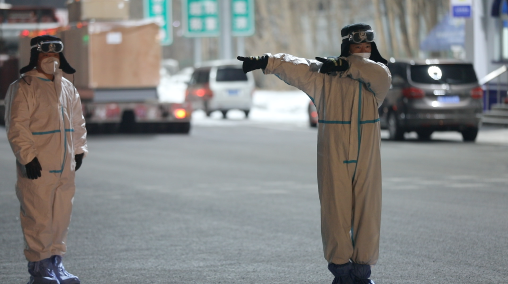 疫情期间，民警在哈尔滨一卡点执勤。（新华社记者王鹤 摄）