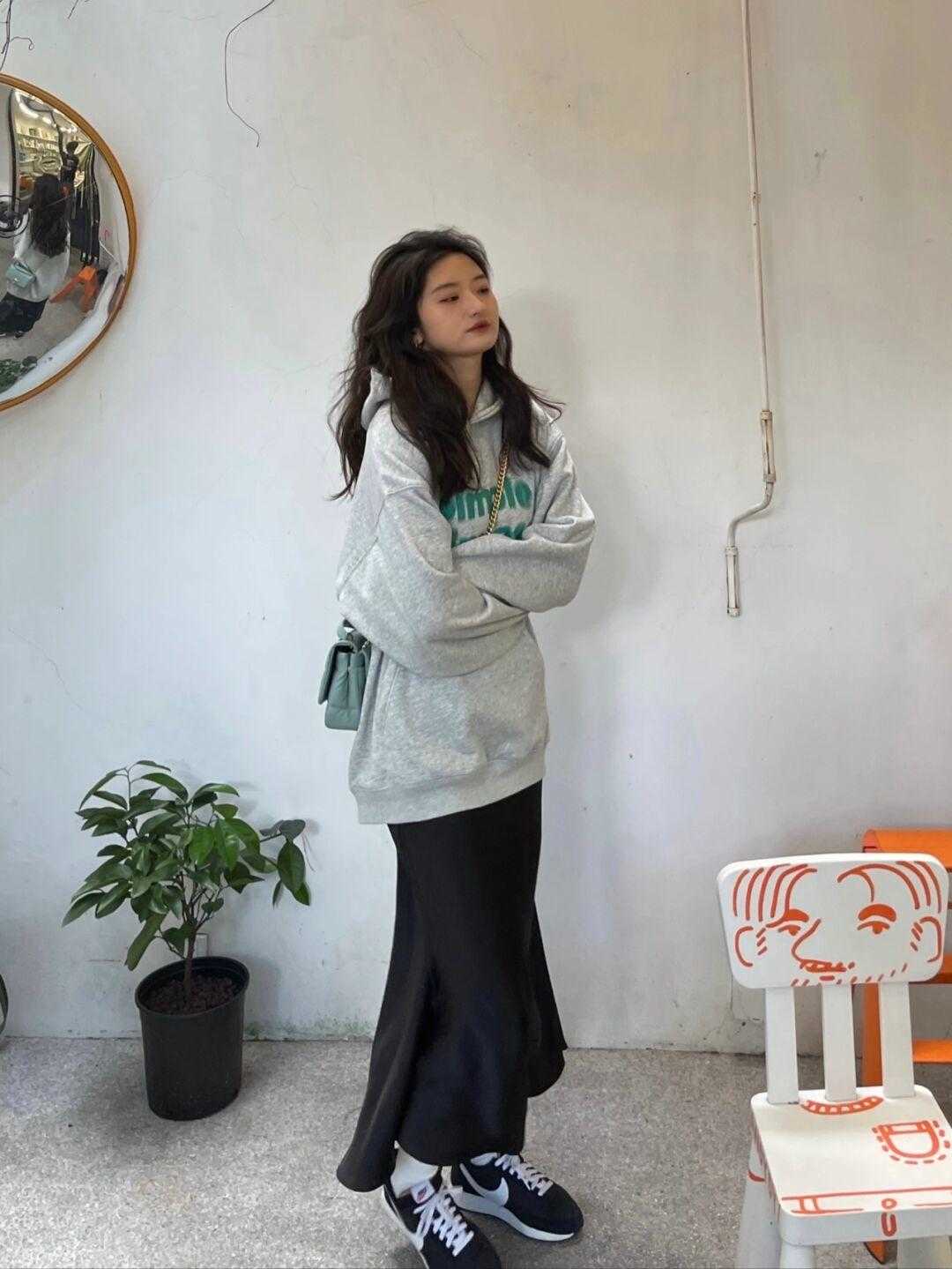 冬天穿卫衣别再配长裤了！用它搭配半身裙，上身效果会更好