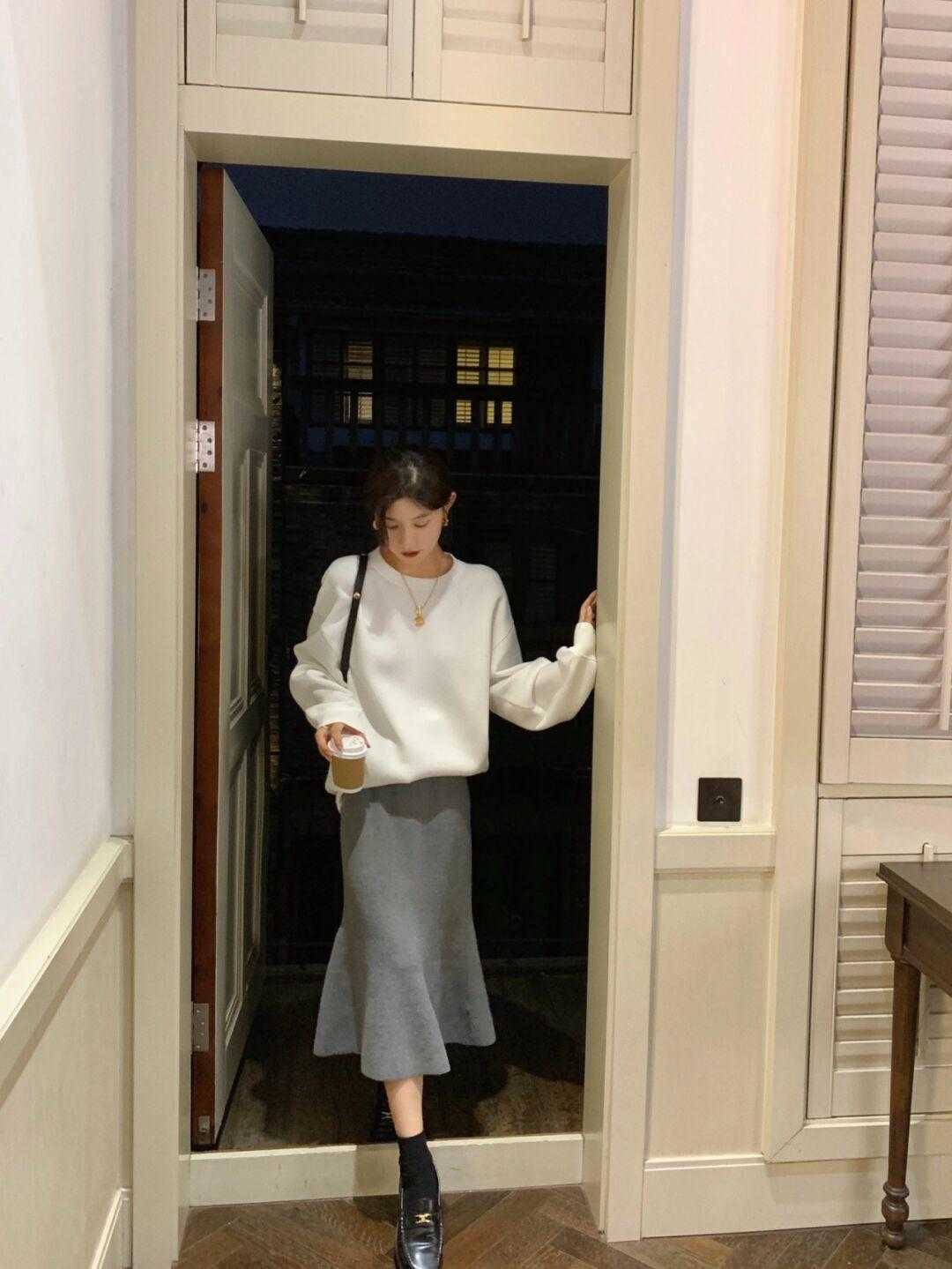 冬天穿卫衣别再配长裤了！用它搭配半身裙，上身效果会更好