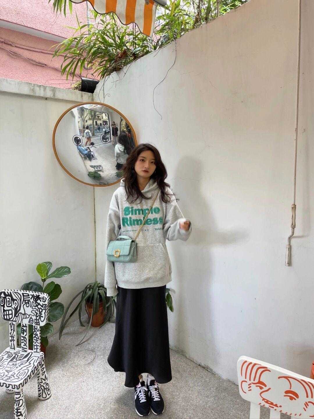 冬天穿卫衣别再配长裤了！用它搭配半身裙，上身效果会更好