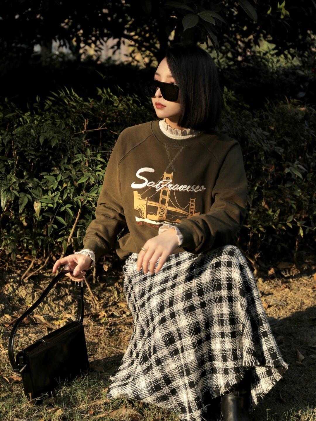 冬天穿卫衣别再配长裤了！用它搭配半身裙，上身效果会更好