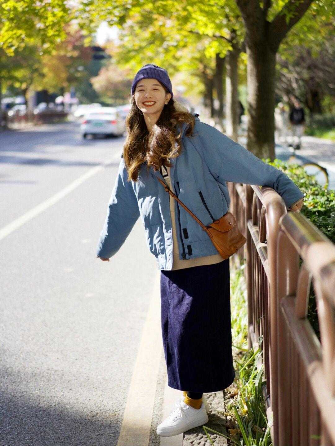 冬天穿卫衣别再配长裤了！用它搭配半身裙，上身效果会更好