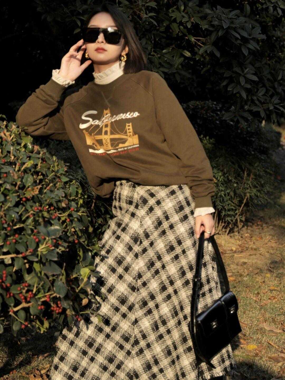 冬天穿卫衣别再配长裤了！用它搭配半身裙，上身效果会更好