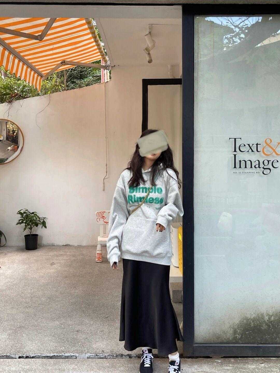 冬天穿卫衣别再配长裤了！用它搭配半身裙，上身效果会更好