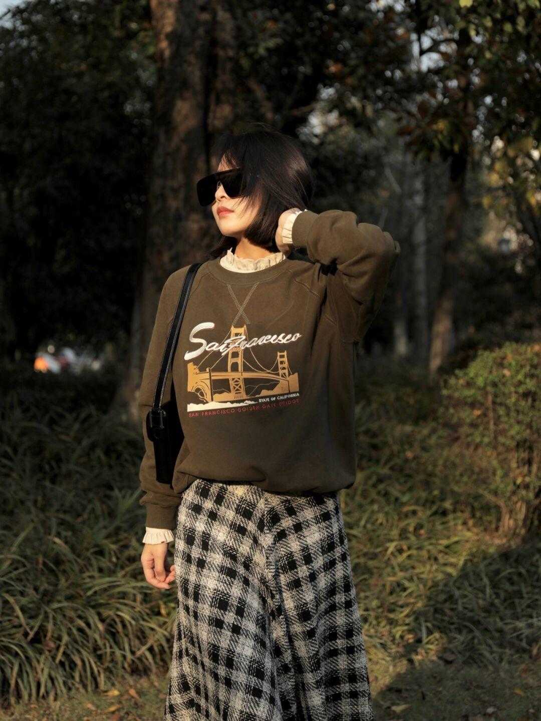 冬天穿卫衣别再配长裤了！用它搭配半身裙，上身效果会更好