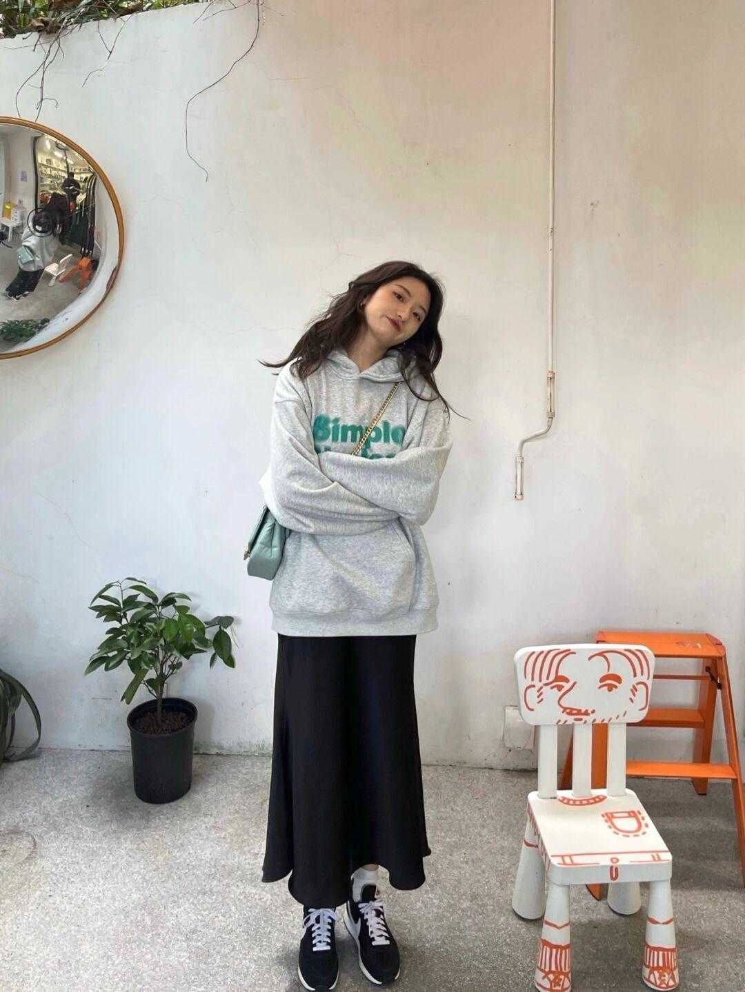 冬天穿卫衣别再配长裤了！用它搭配半身裙，上身效果会更好