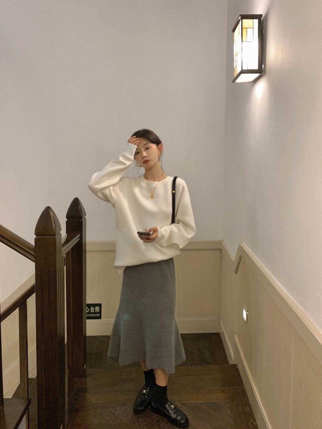 冬天穿卫衣别再配长裤了！用它搭配半身裙，上身效果会更好