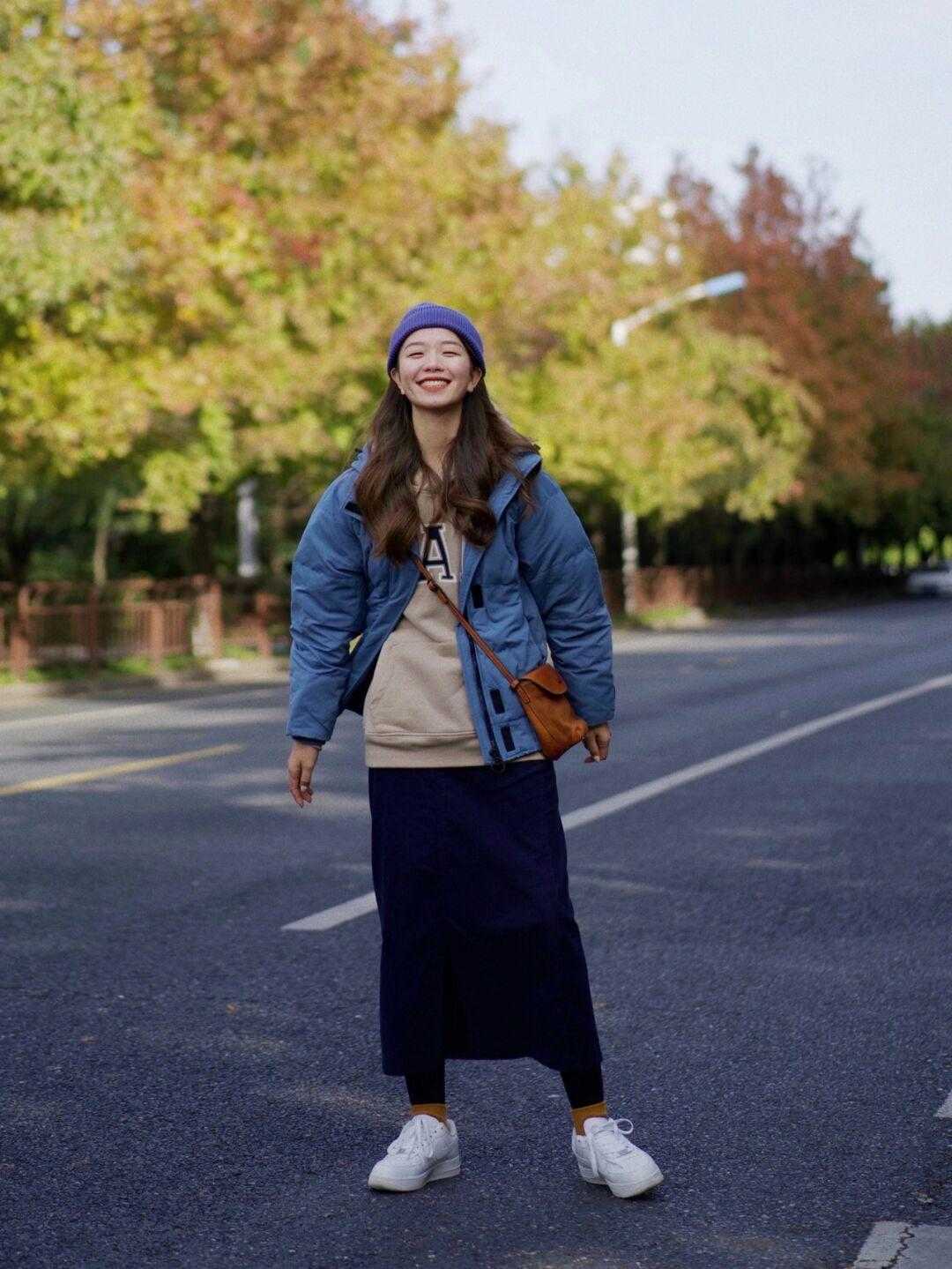 冬天穿卫衣别再配长裤了！用它搭配半身裙，上身效果会更好