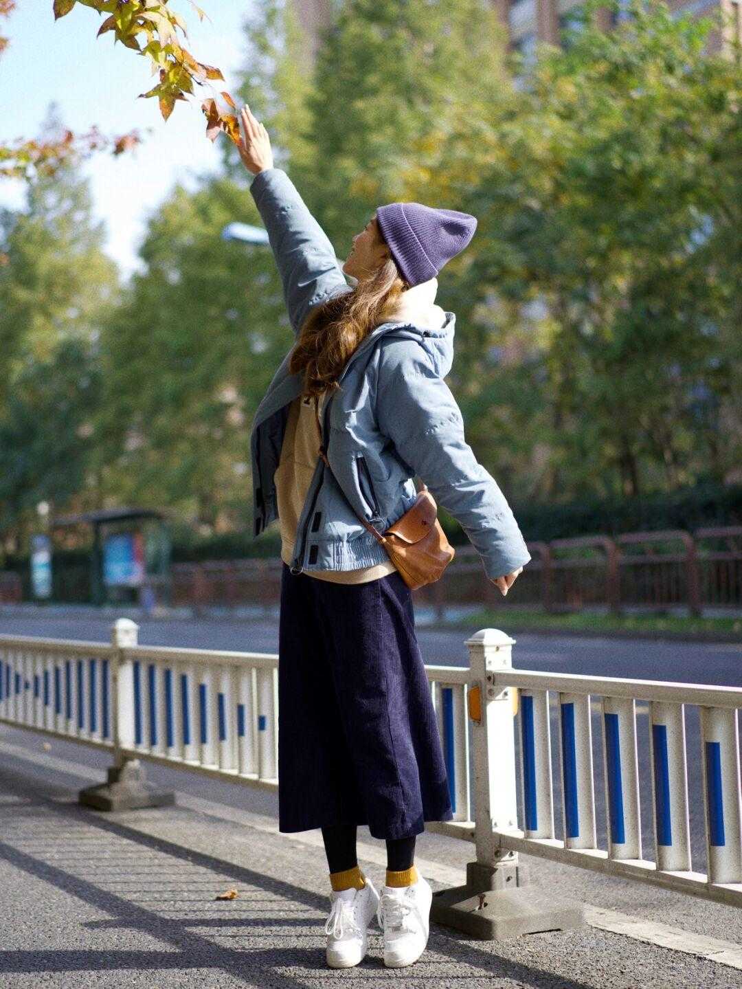 冬天穿卫衣别再配长裤了！用它搭配半身裙，上身效果会更好