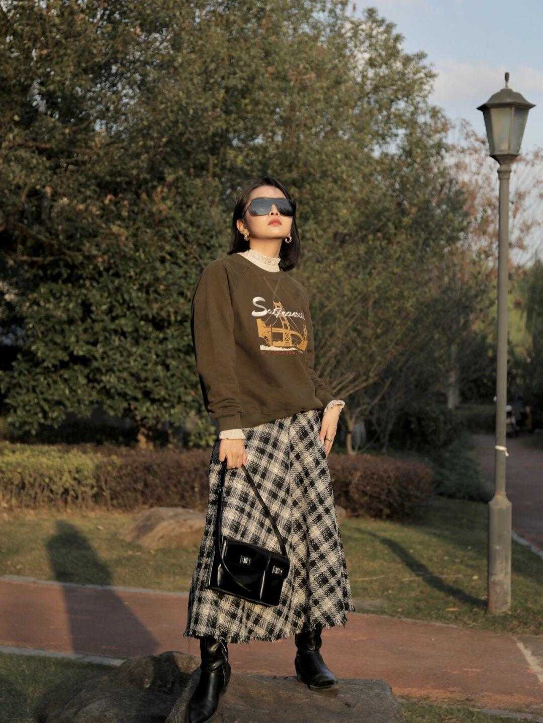 冬天穿卫衣别再配长裤了！用它搭配半身裙，上身效果会更好