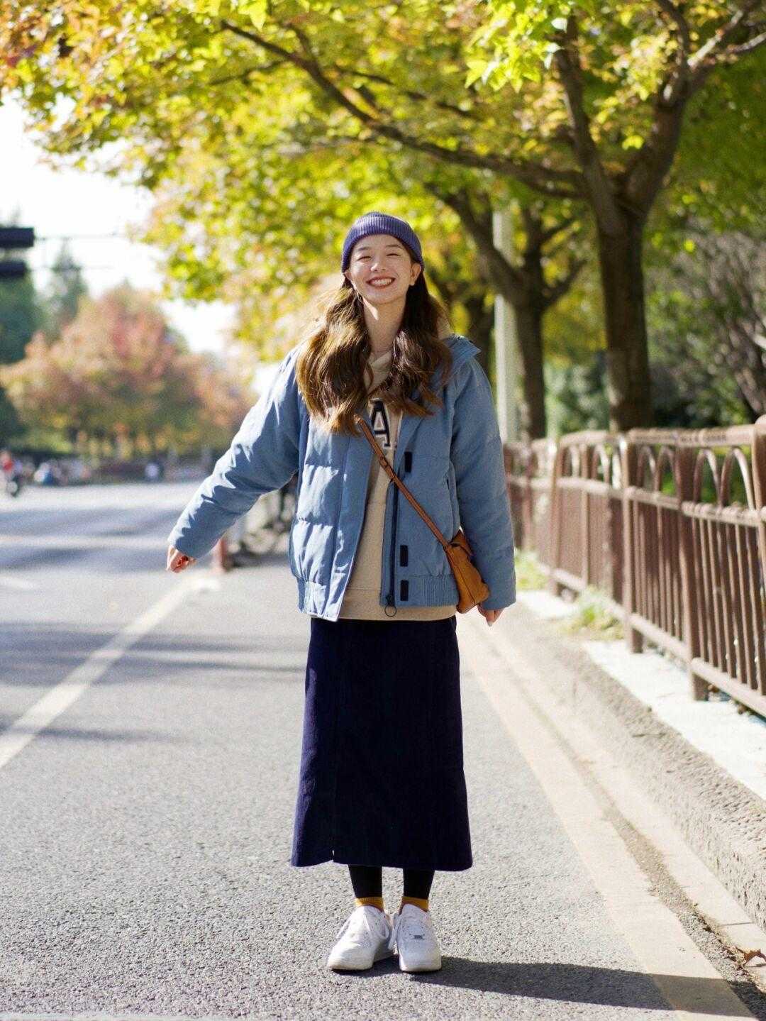 冬天穿卫衣别再配长裤了！用它搭配半身裙，上身效果会更好