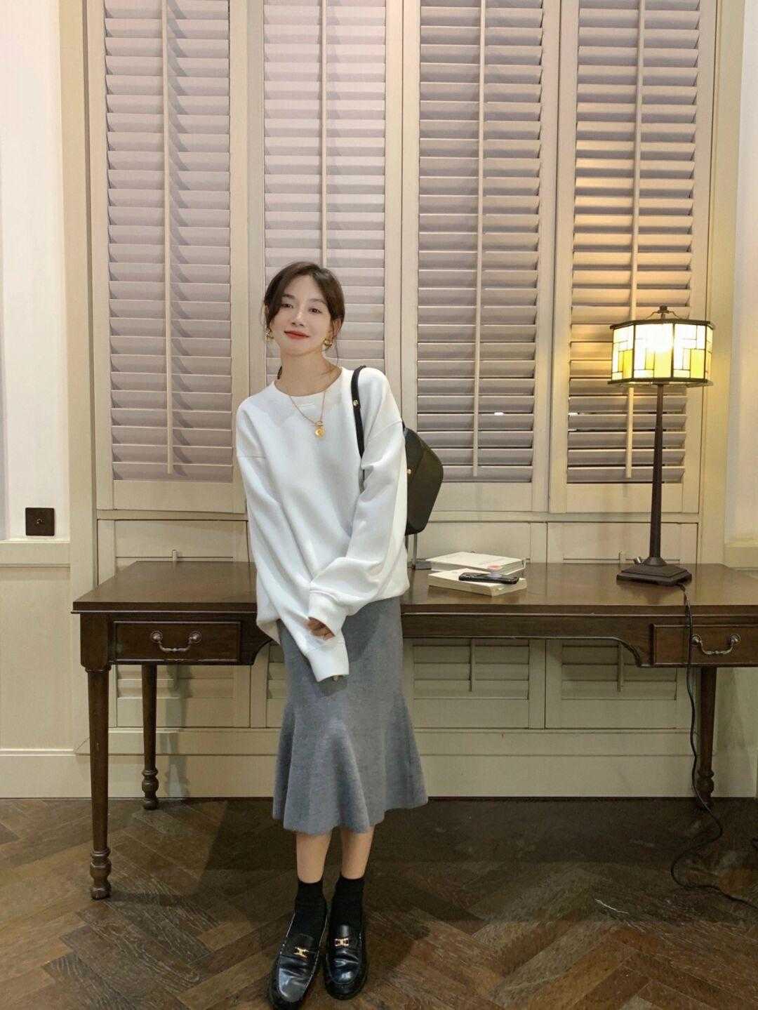 冬天穿卫衣别再配长裤了！用它搭配半身裙，上身效果会更好