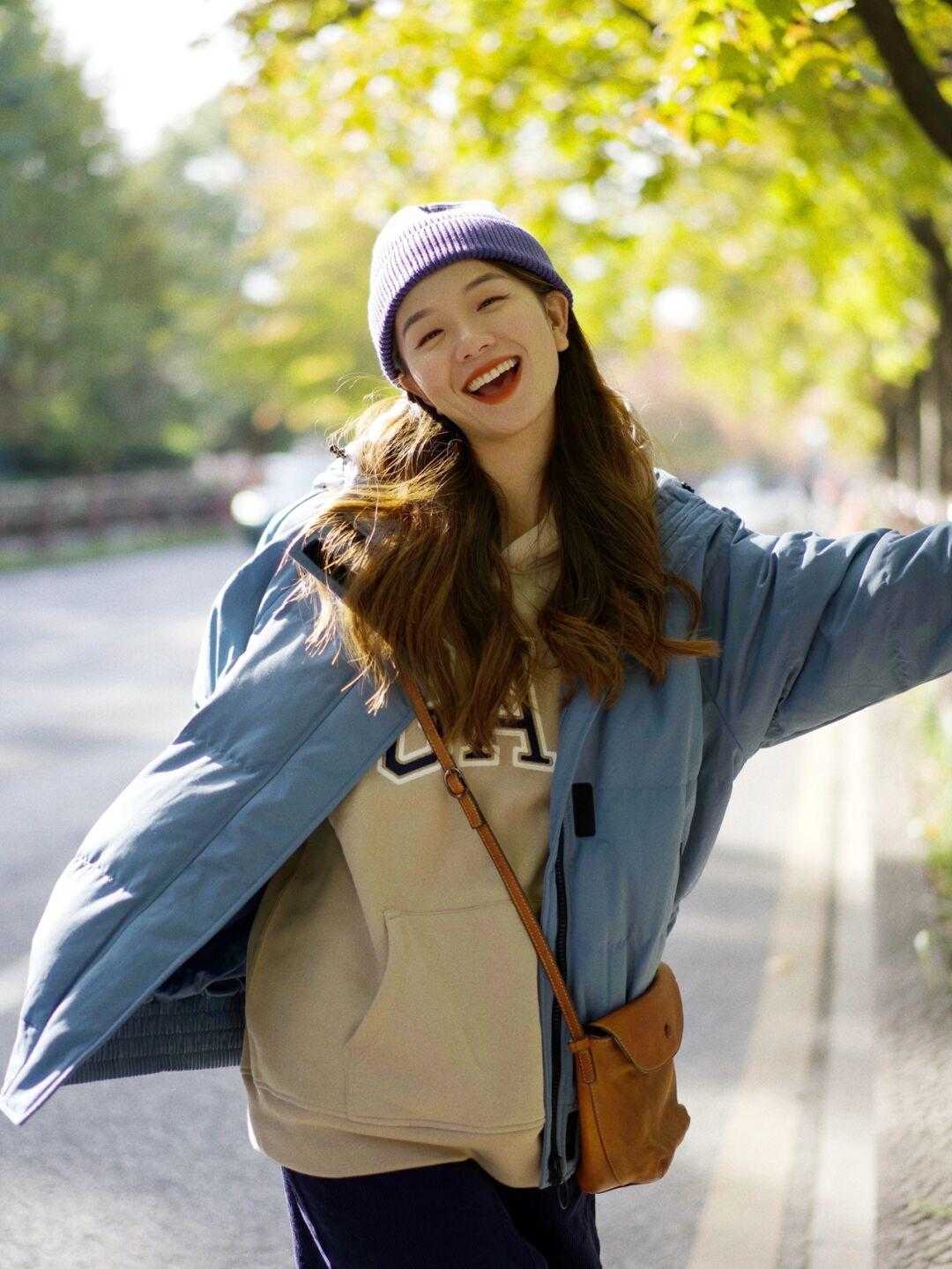 冬天穿卫衣别再配长裤了！用它搭配半身裙，上身效果会更好