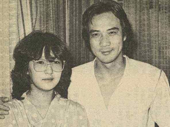 汪峰的第三任妻子名叫康作如,两人婚后也有一个女儿,但是康作如刚刚生